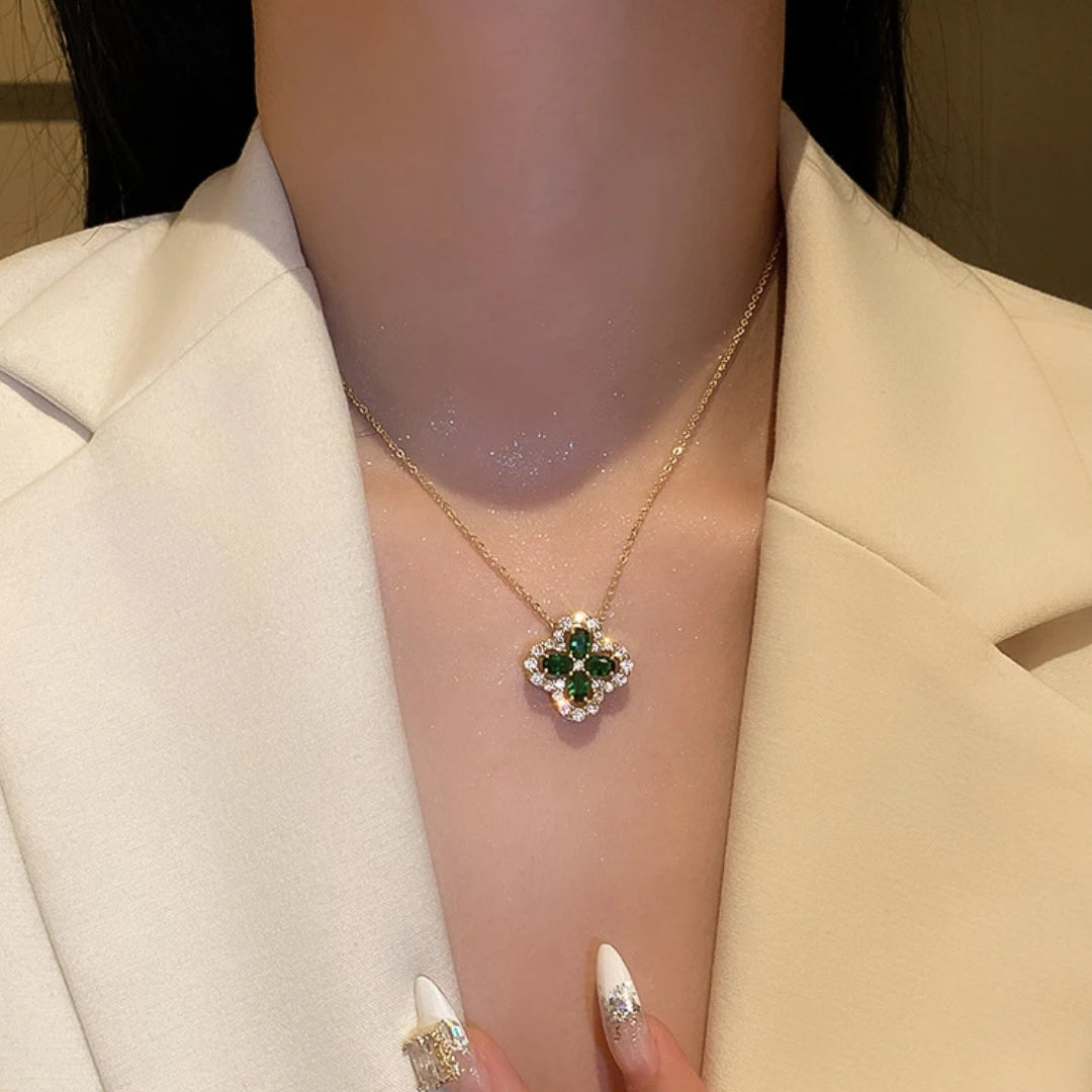 Collar de Esmeralda Brillante de Trébol en Oro