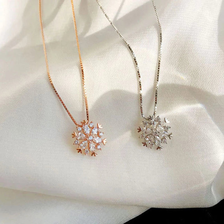 Collar de Cristal con Nieve Brillante en Oro y Plata