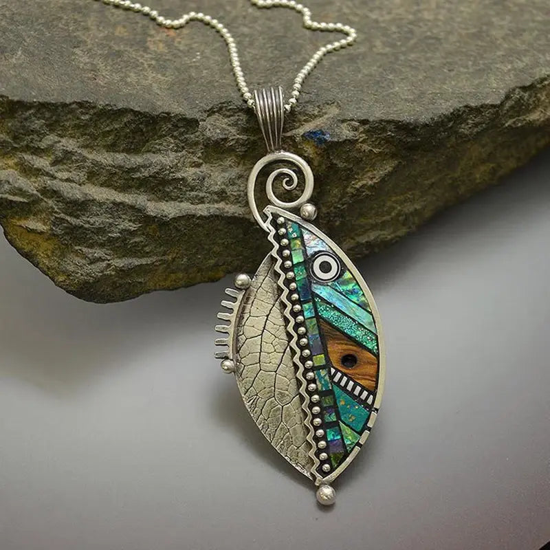 Collar de cristal con hoja verde en plata vintage