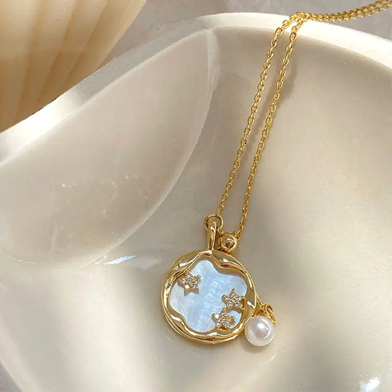 Collar de piedra de luna con margaritas en oro