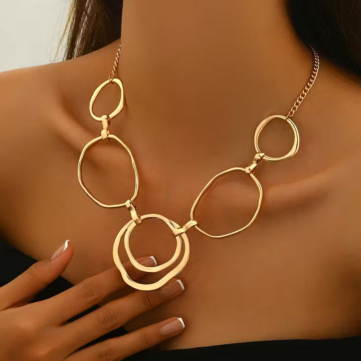 Collar con Medallón Inspirado en la Elegancia Clásica