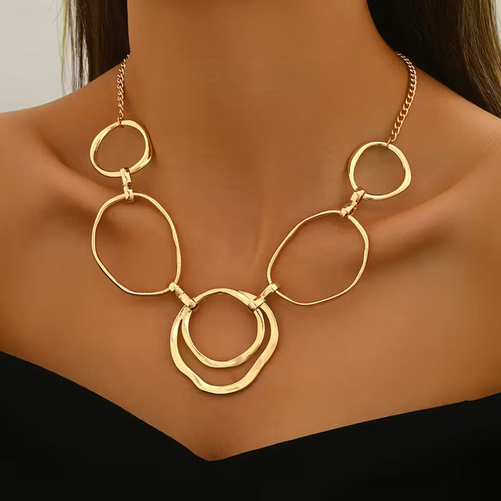 Collar con Medallón Inspirado en la Elegancia Clásica