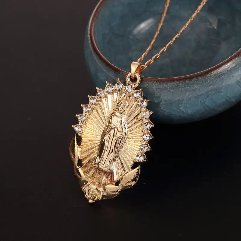Collar con Medallón de la Virgen