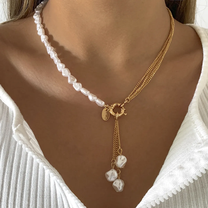 Collar con elegante joya colgante de perlas