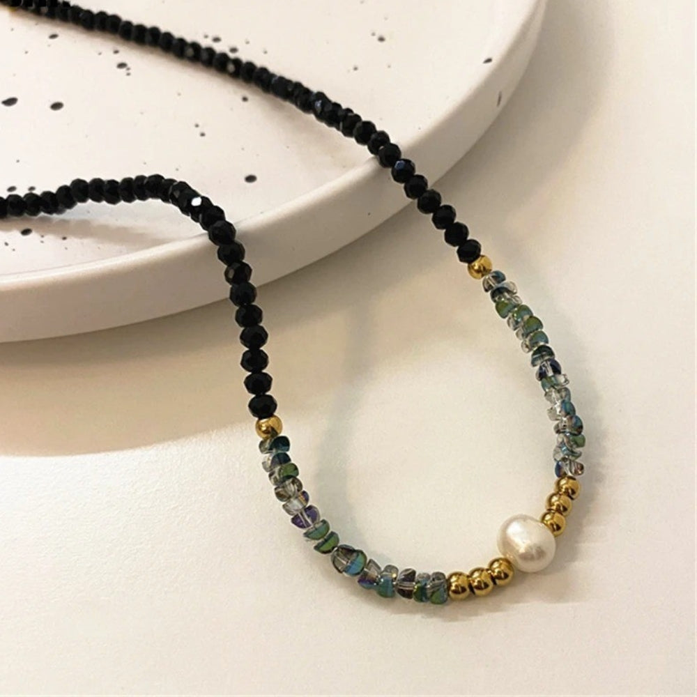 Collar con cuentas negras, oro y perlas
