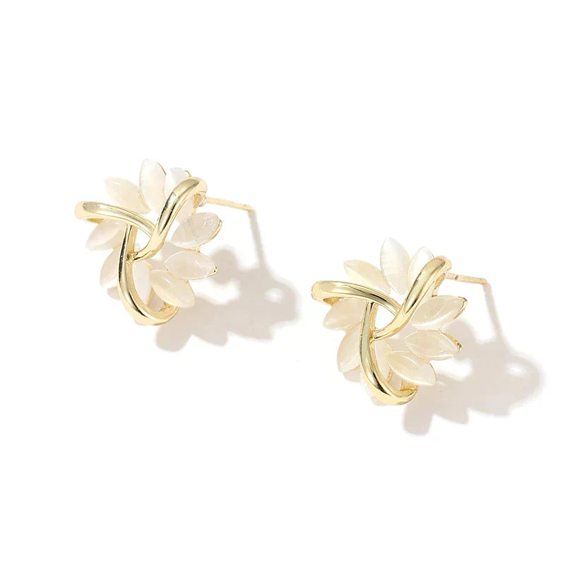 Pendientes Elegantes y Refinados con Pétalos de Ópalo en Oro
