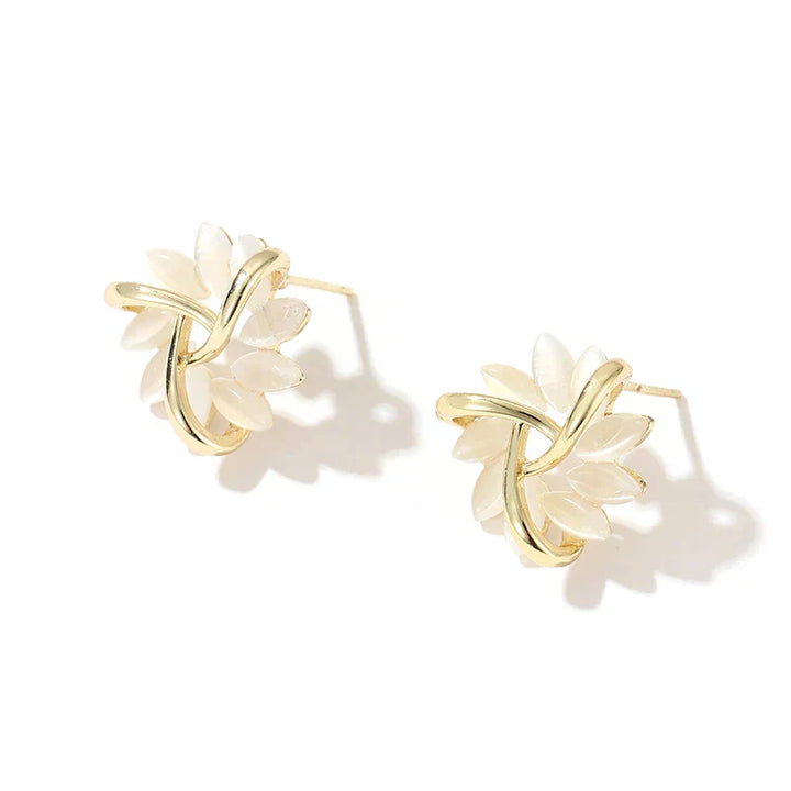 Pendientes Elegantes y Refinados con Pétalos de Ópalo en Oro