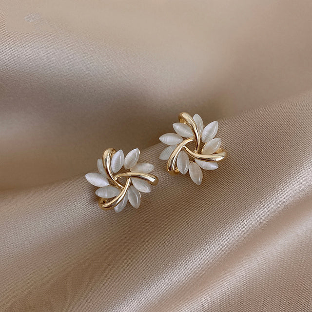 Pendientes Elegantes y Refinados con Pétalos de Ópalo en Oro