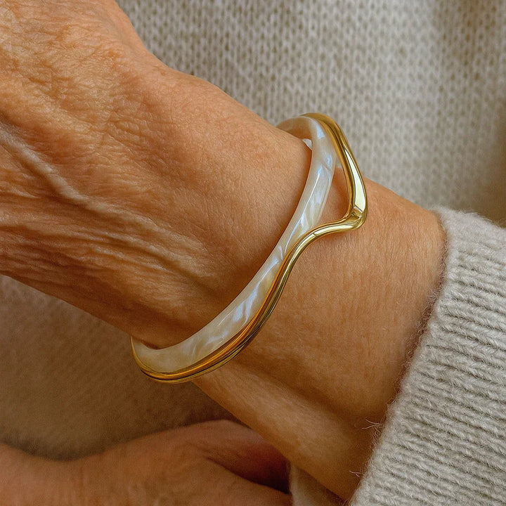 Brazalete Abierto Elegante en Esmalte Blanco y Oro