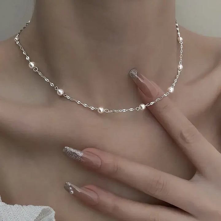 Collar elegante con brillantes perlas
