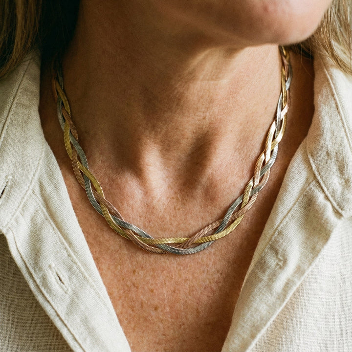 Collar elegante en color dorado y plateado