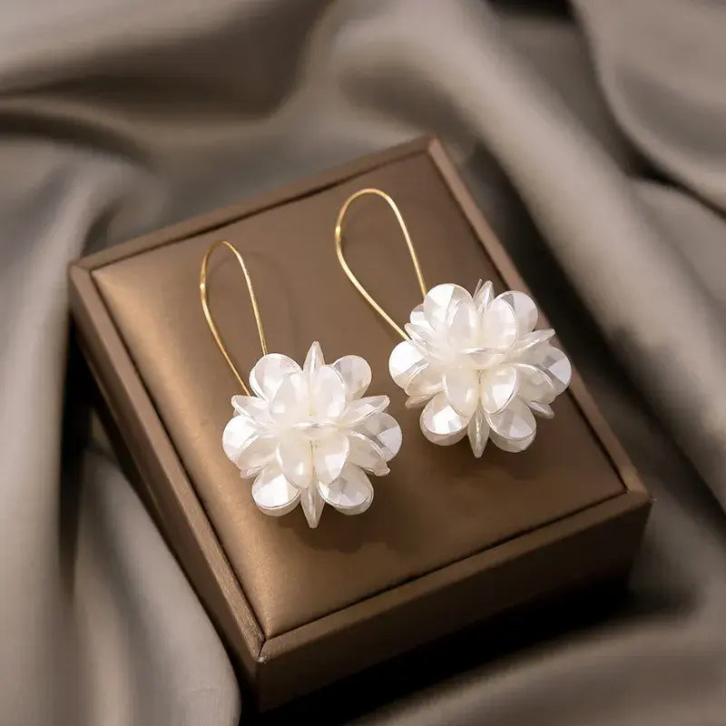 Pendientes Colgantes con Flores Blancas