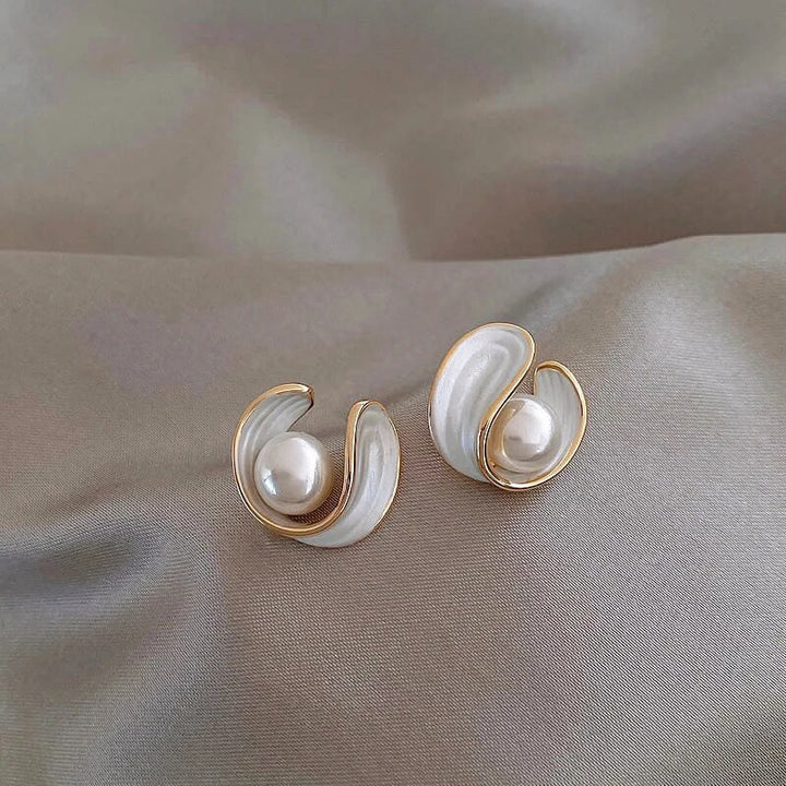 Pendientes colgantes de lujo con ópalo blanco y margaritas en oro