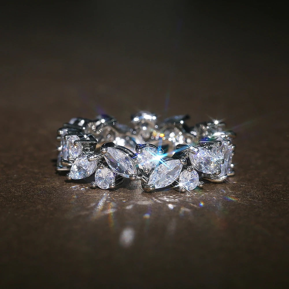 Anillo retro con diamantes redondos y marquesa