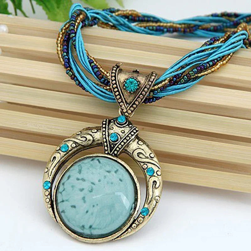 Collar retro con colgante etnológico en cristal verde