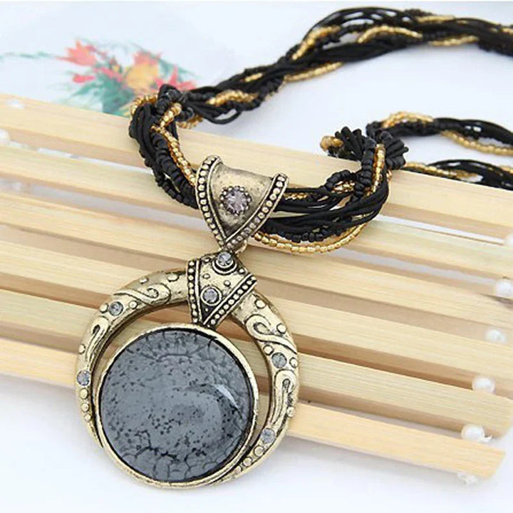 Collar retro con colgante etnológico en cristal verde