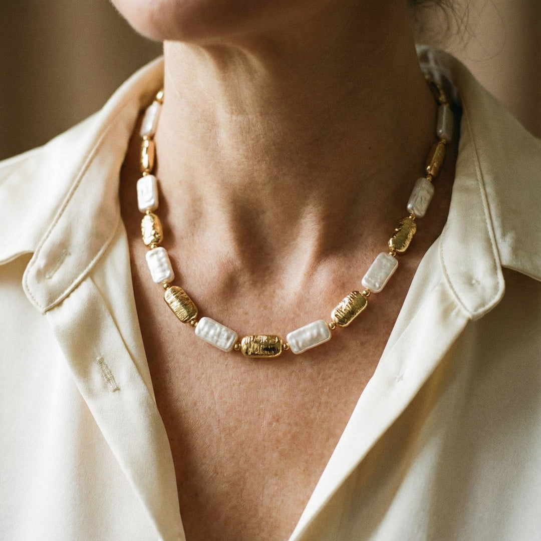 Collar vintage con perlas doradas y blancas rectangulares